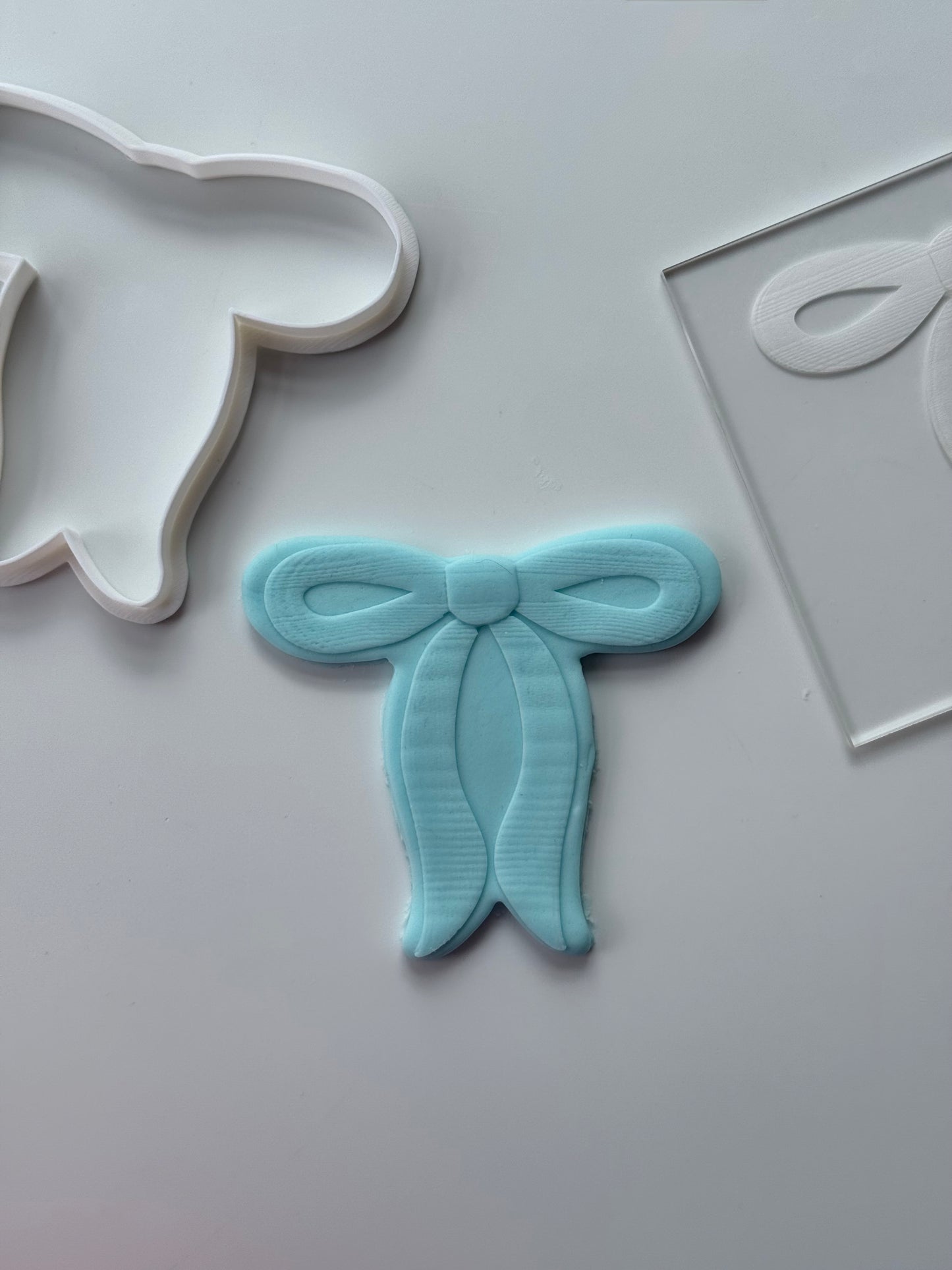 Bow deboss + matching cutter M1044