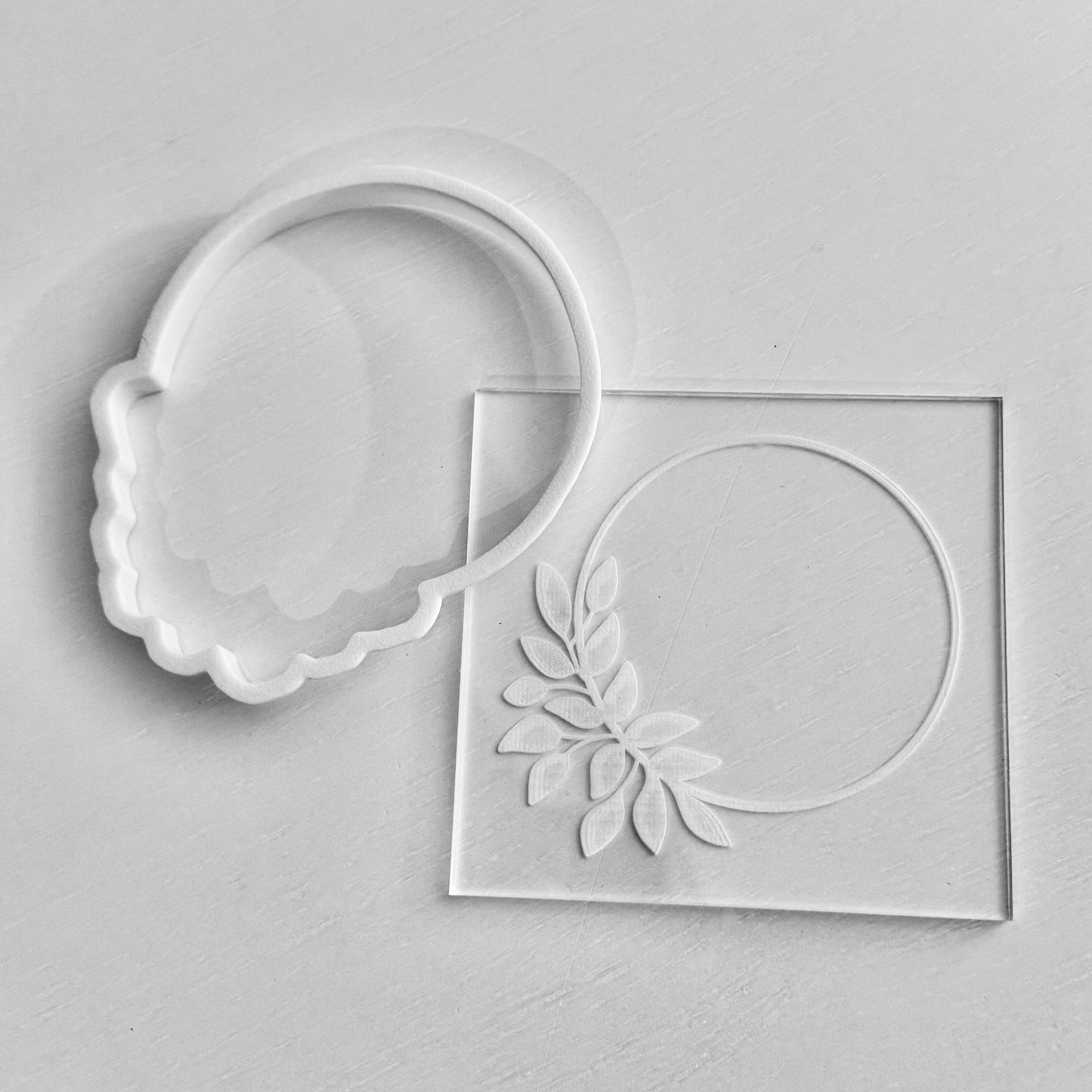 circle frame with leaves Debossing + cutter M1043