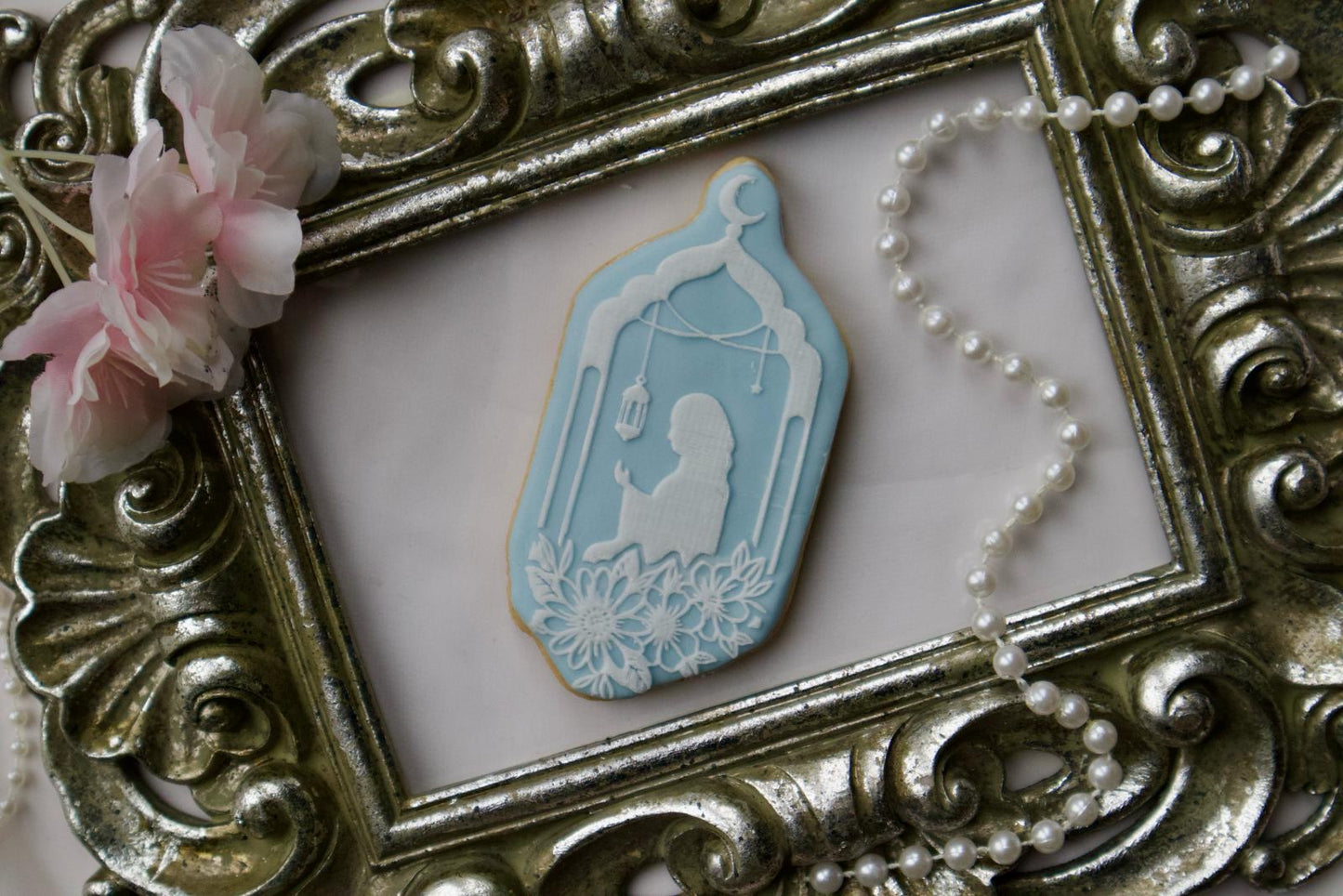 Ramadan / Eid - debossing acrylic + matching cutter - praying woman