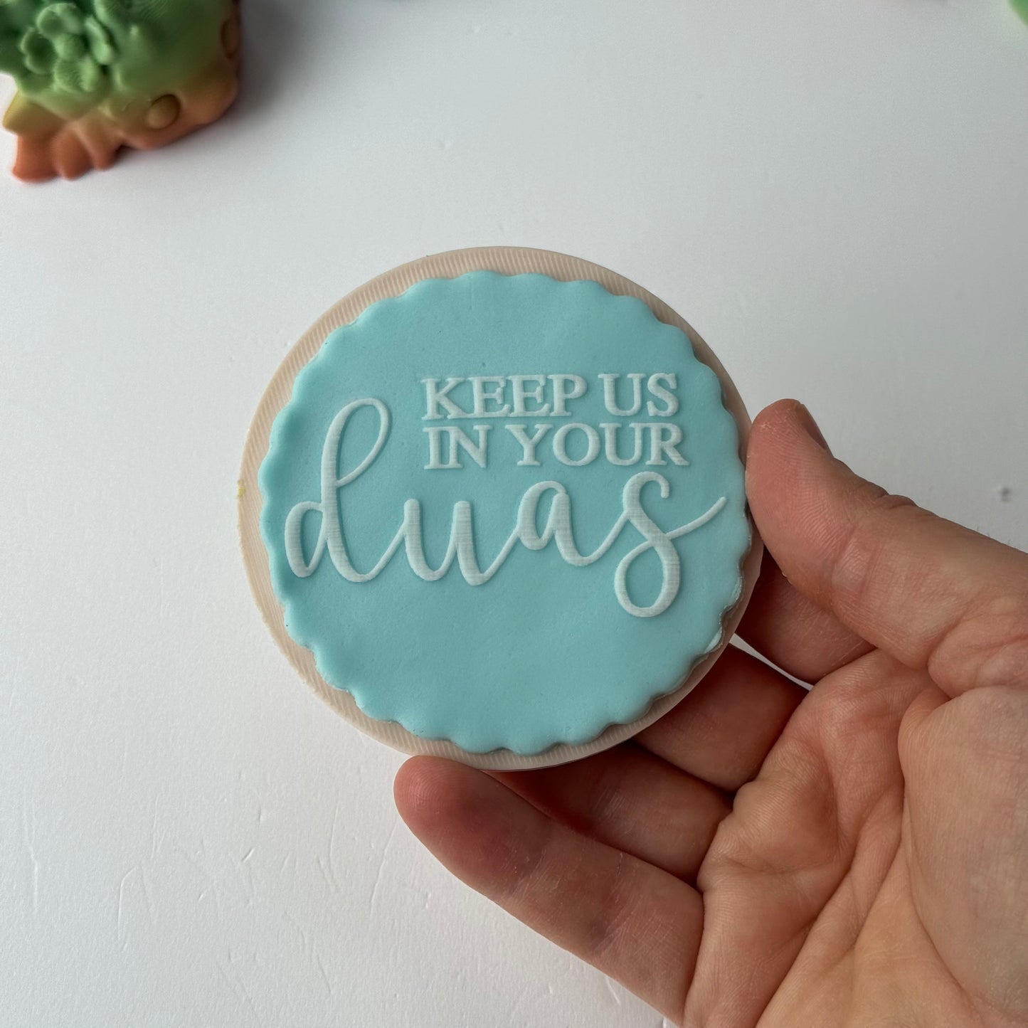 Keep us in your duas - Deboss 8 cm disc