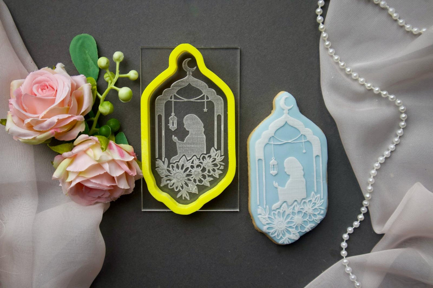 Ramadan / Eid - debossing acrylic + matching cutter - praying woman