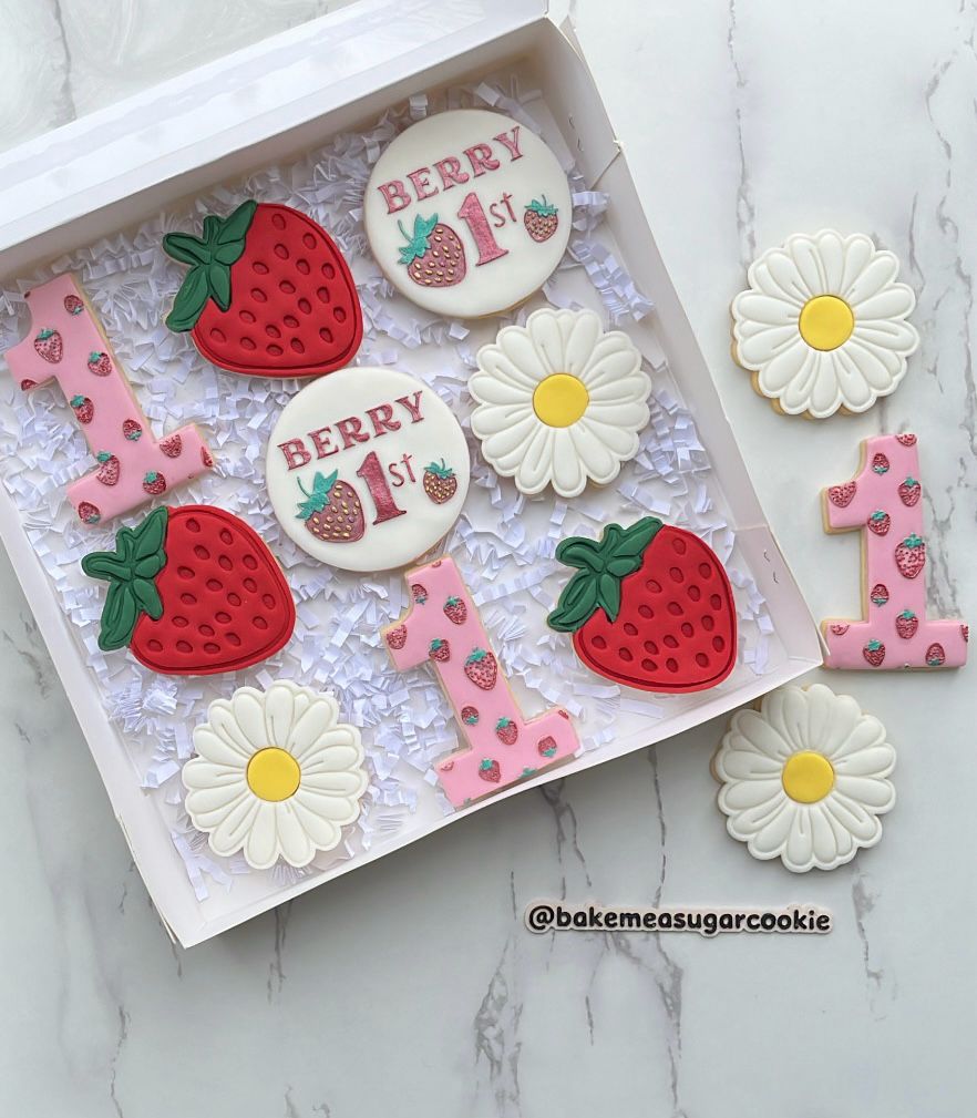 Strawberry cookie cutter + stamp M1028