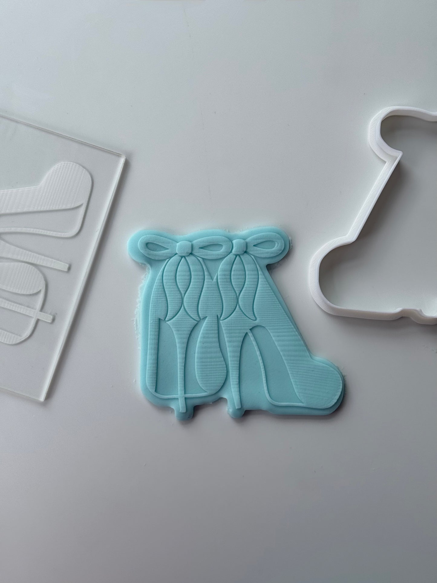 Bow heel shoes deboss + matching cutter M1044