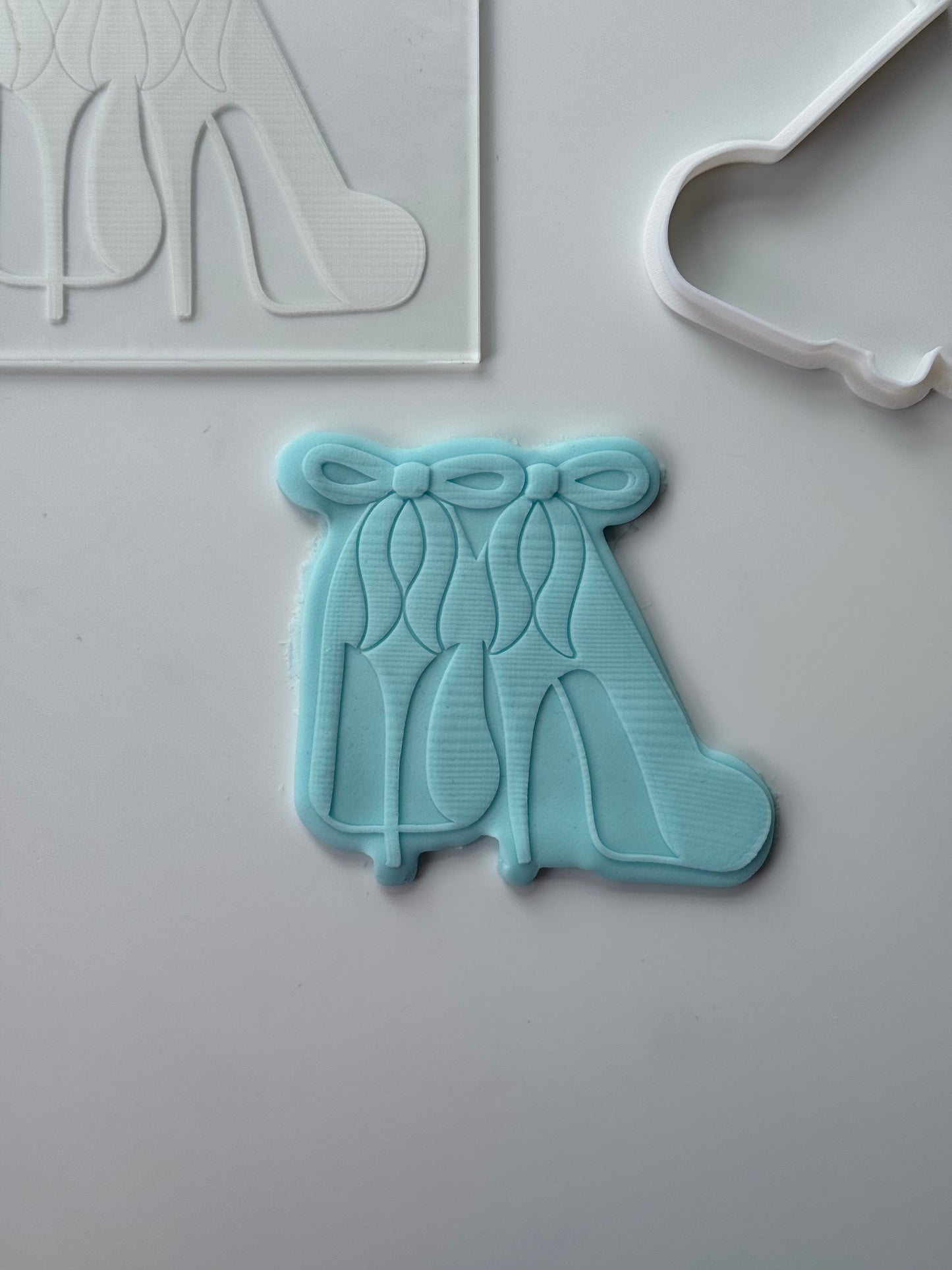 Bow heel shoes deboss + matching cutter M1044