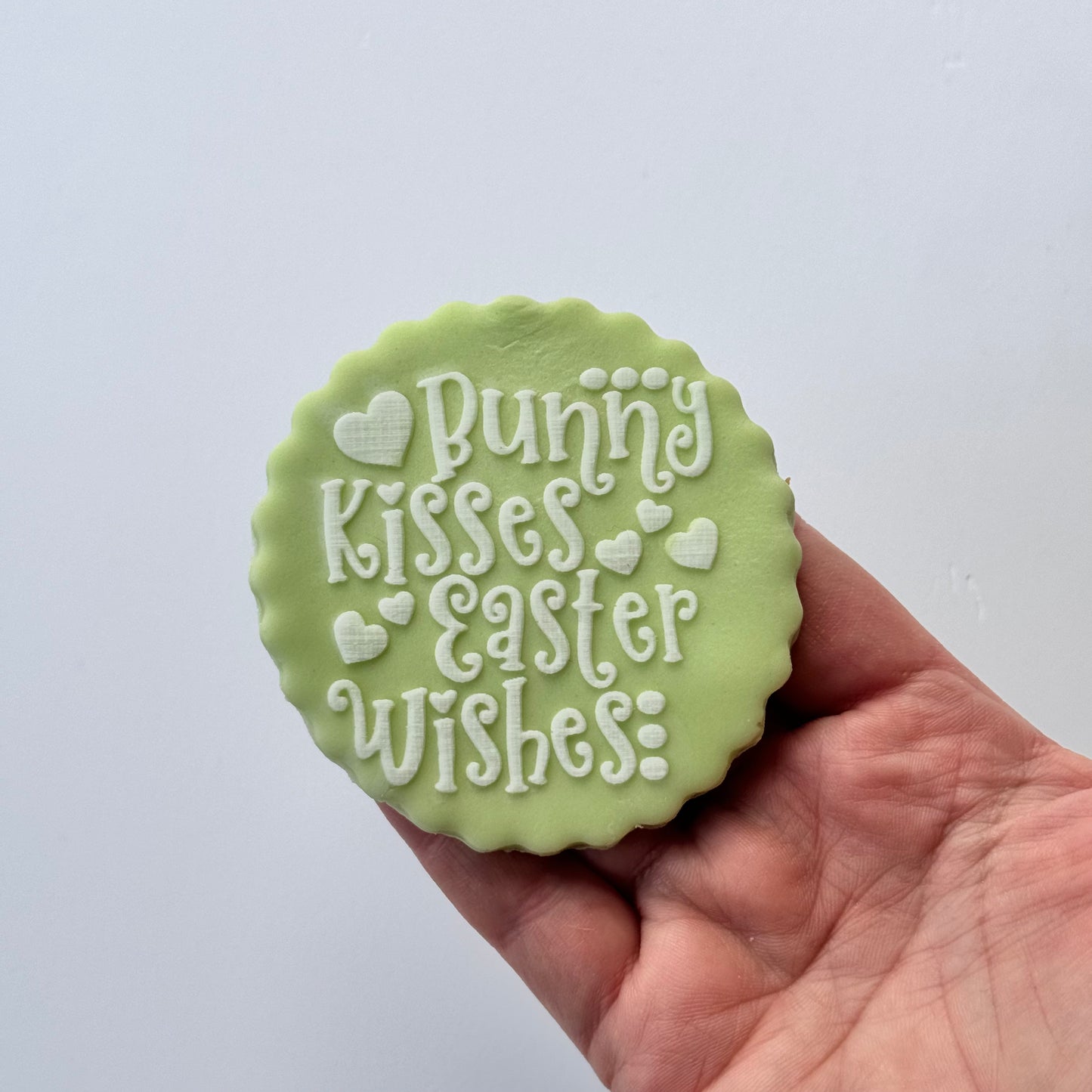 Bunny Kisses Easter wishes- circle 8 cm debossing - easter