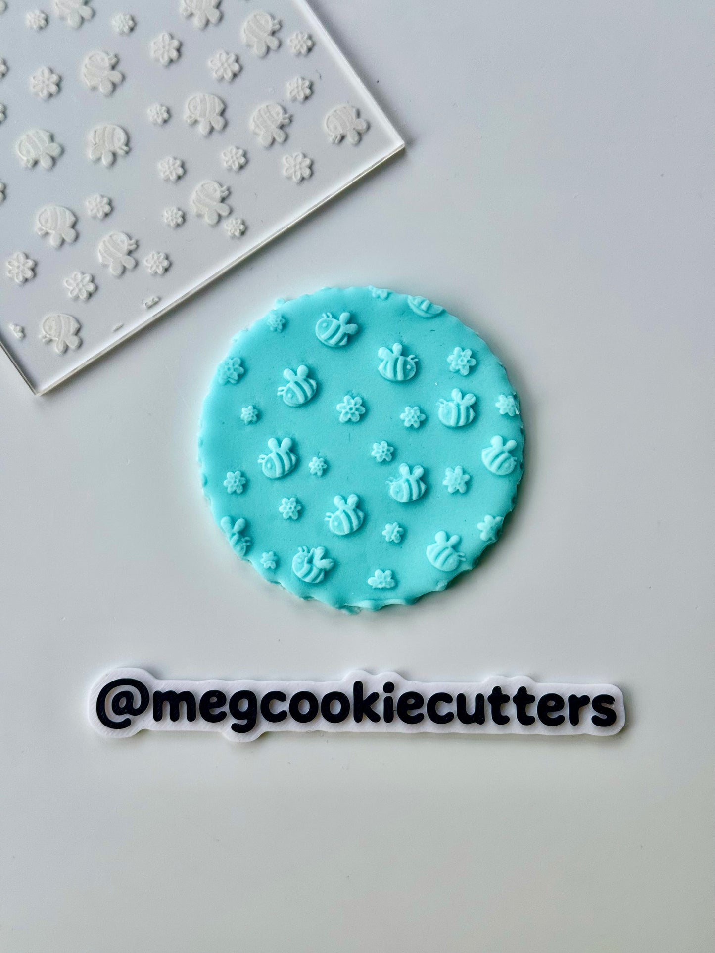 Bee flowers pattern texture deboss