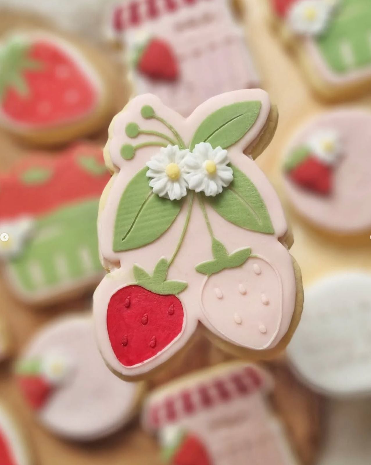 2 x strawberries - Strawberry deboss and matching cutter M1046