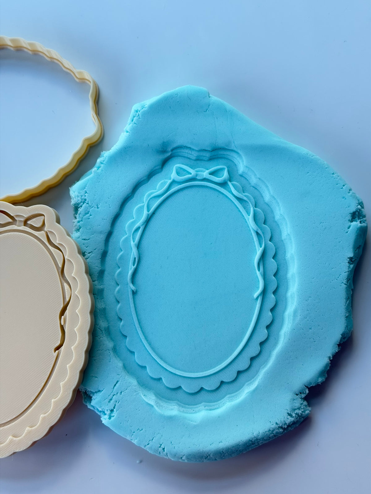Scalloped Oval Bow Frame 3D Deboss & Matching Cutter