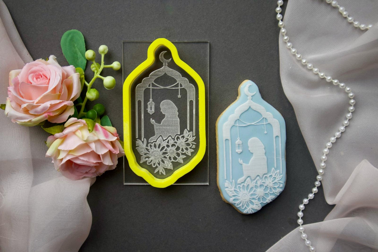 Ramadan / Eid - debossing acrylic + matching cutter - collection 2024 - praying woman
