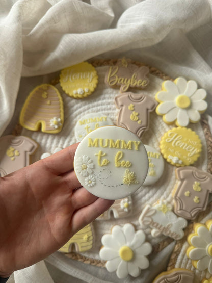 Bee theme - Mummy to bee - baby circle deboss
