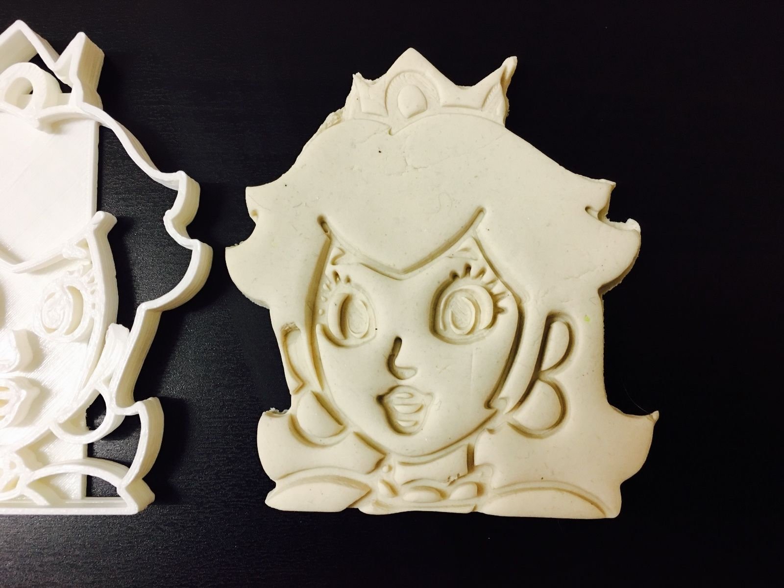 Princess Peach - Super Mario - Uk Seller Plastic Biscuit Cookie Cutter Fon MEG cookie cutters